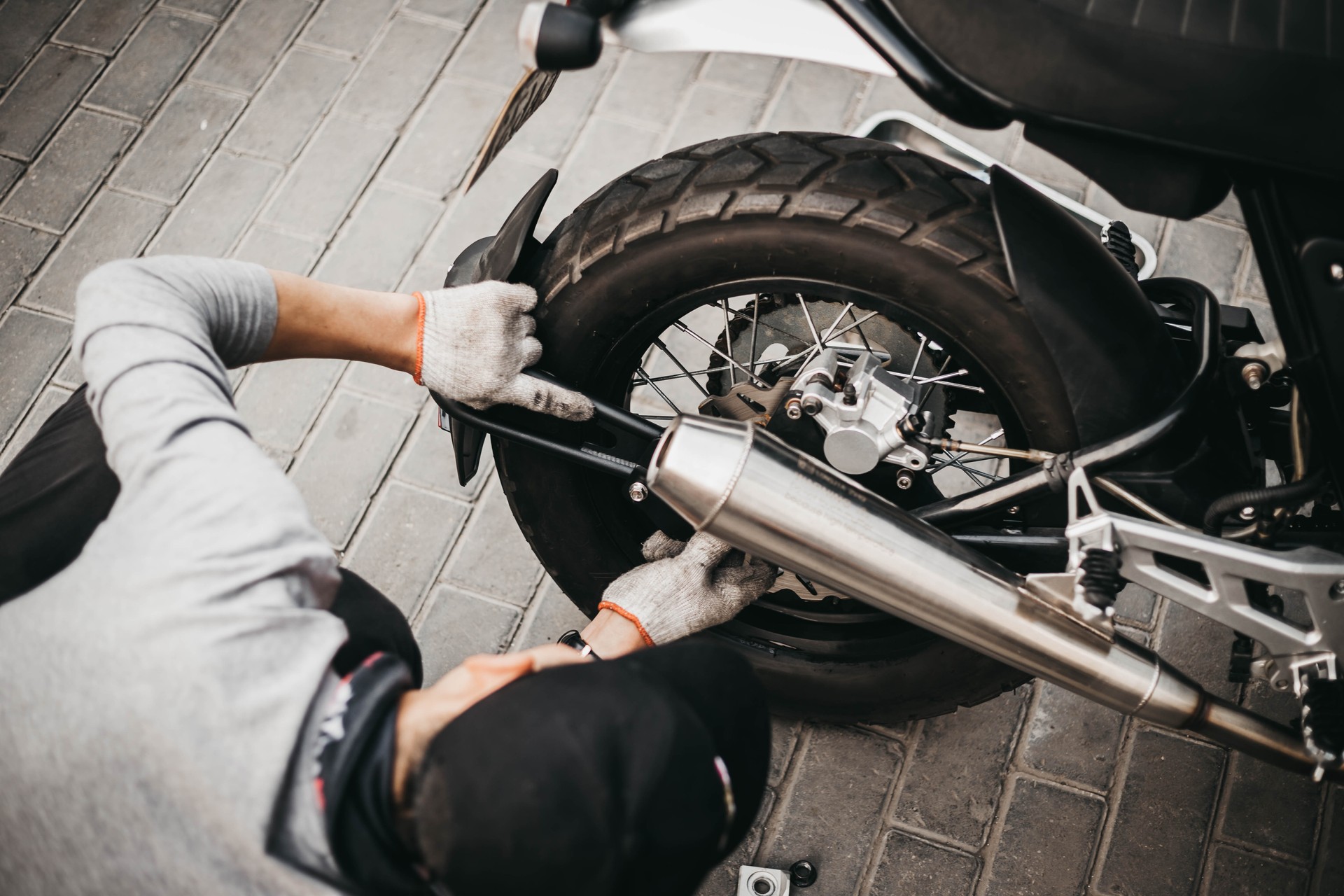 Meccanico di garage che lavora in moto in Cina